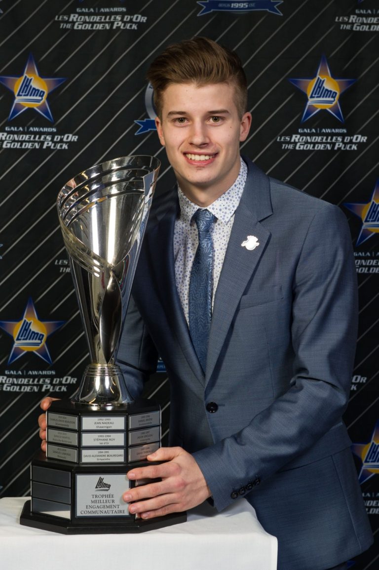 Vincent Lapalme récompensé pour son implication communautaire Vincent Lapalme pose avec le trophée Humanitaire.