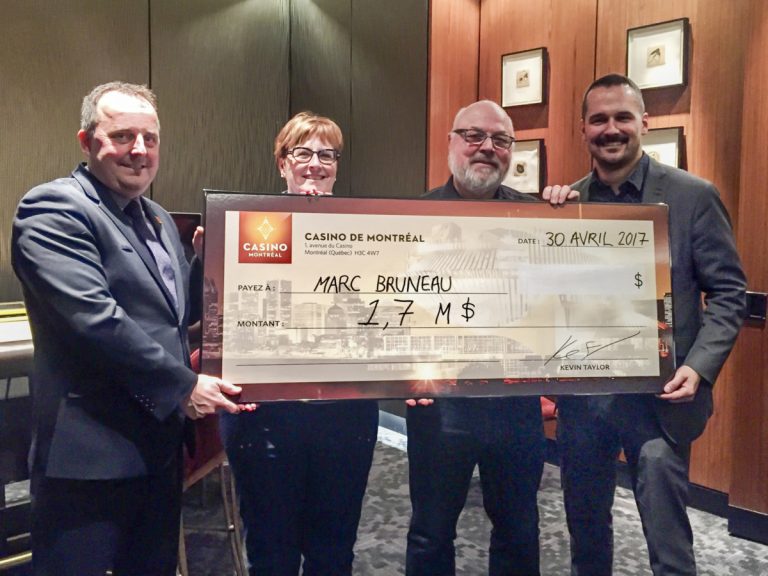 Lise Boucher et Marc Bruneau sont entourés d'Alain Jacques, directeur en devoir, Casino de Montréal, et Patrice Lavoie, directeur corporatif des affaires publiques, des relations de presse et des médias sociaux à Loto-Québec.