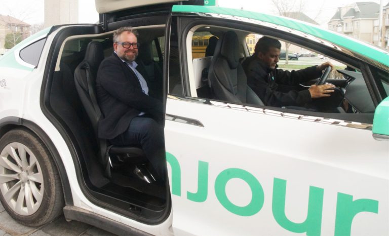 Alexandre Taillefer n'a plus de voiture. Téo Taxi est son mode de transport depuis 18 mois.