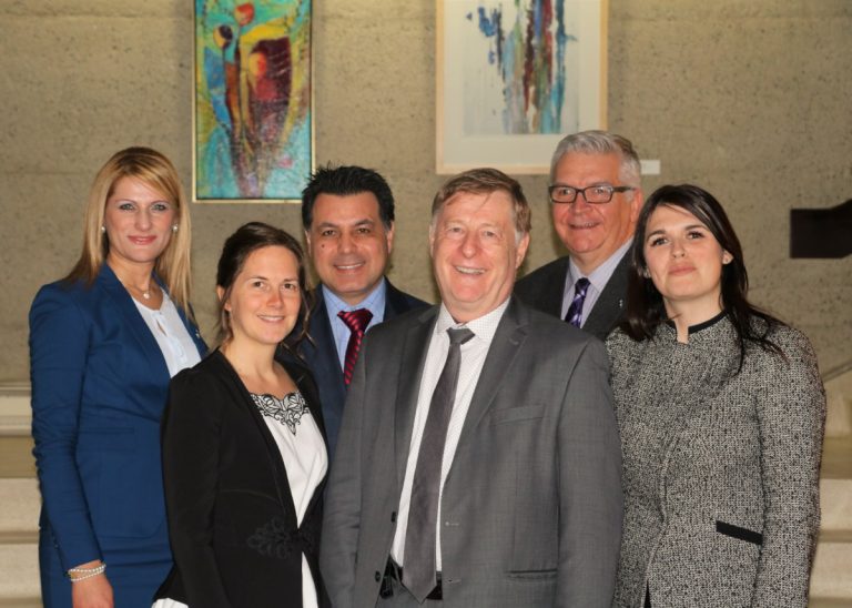 Des bons mots pour Raynald Adams Raynald Adams (à droite sur la photo) compose le comité exécutif (CE) de la Ville avec le maire Marc Demers, le vice-président et maire suppléant David De Cotis, Virginie Dufour et Sandra Desmeules. À gauche sur la photo, la conseillère municipale Aline Dib siège au CE à titre de membre observateur.