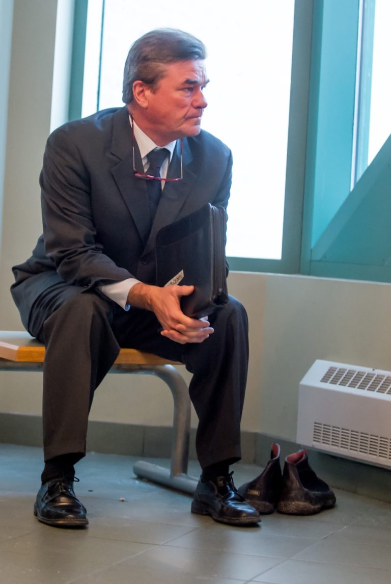 Trois coaccusés de Vaillancourt plaident également coupables L'ex-directeur du Service de l'ingénierie de la Ville Claude De Guise a plaidé coupable à trois chefs d'accusation et a été acquitté de trois autres, dont celui de gangstérisme.