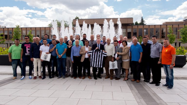 On retrouve sur la photo, le maire Marc Demers, David De Cotis, vice-président du comité exécutif, Aglaia Revelakis, conseillère du district de Chomedey, Filothas Pelios, président, Christos Tezanidis, vice-président, Alexandries Kuriakos, secrétaire, ainsi qu'Antonis Mavreas, membre responsable de l’équipe soccer P.A.O.K.
