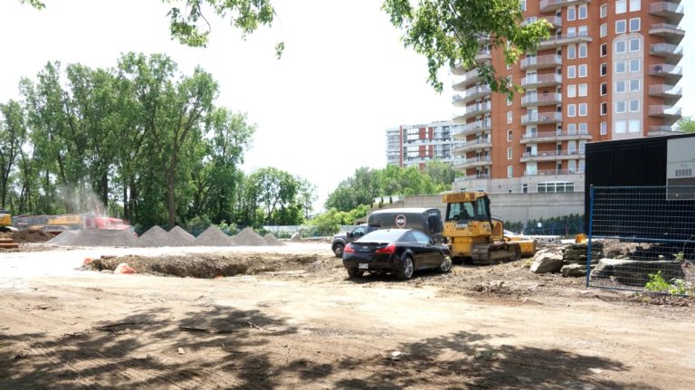 Une résidence de personnes âgées haute de 26 étages est à s'élèver au quadrant sud-ouest des boulevards Lévesque et Daniel-Johnson, à Chomedey.
