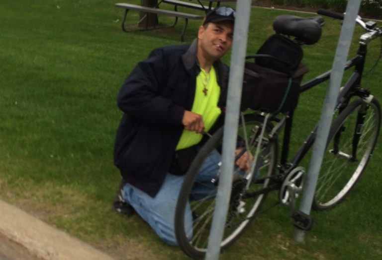 Suspecté de vol et menaces de mort dans un hôtel Repartant avec l'argent d'une machine distributrice, le suspect aurait menacé le propriétaire de s'en prendre à lui.