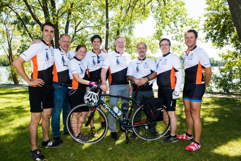 Inauguration d’un tracé cyclable de 14 kilomètres Le maire Marc Demers entouré des membres de l’équipe cycliste qui représentait Laval dans la foulée des festivités entourant l'inauguration du sentier cyclable et pédestre entre Oka et Mont-Saint-Hilaire. On reconnaît dans l'ordre habituel le responsable de l’équipe Nicholas Borne, Éric Chartrand, Virginie Dufour, Stéphane Boyer, Vasilios Karidogiannis, Paolo Galati et Sébastien Vallée.