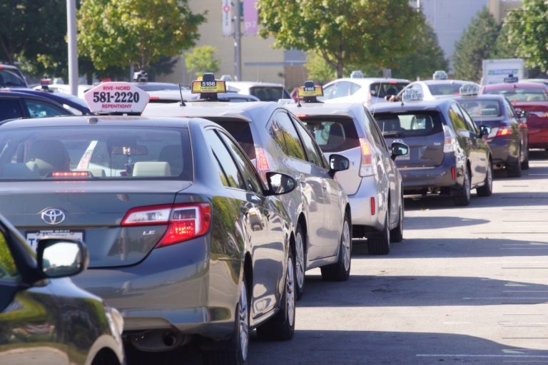 Services de taxi perturbés à Laval Un rassemblement de taxis convergent vers le centre-ville de Montréal.