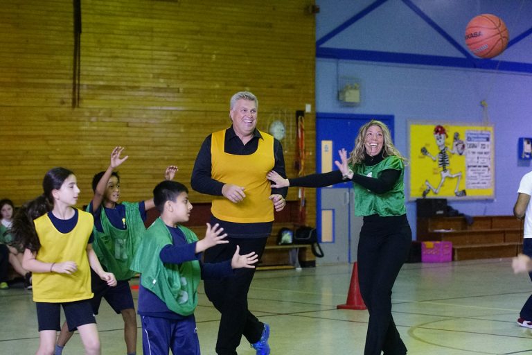 Sur la photo, on aperçoit la présidente de la CSSWL, Jennifer Maccarone, et Martin Olivier, directeur général du Courrier Laval et des Basses-Laurentides.