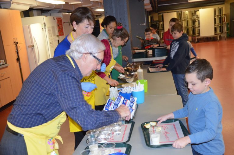Les aînés font déjeuner les jeunes à l’école Saint-Paul Normand et Francine Prégent font du bénévolat auprès des enfants en leur servant le déjeuner.