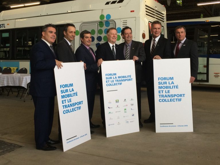 Les maires Marc-André Plante (Terrebonne), Stéphane Maher (Saint-Jérôme), Richard Perreault (Blainville), Pierre Charron (Saint-Eustache), Denis Martin (Deux-Montagnes) et Jean Bouchard (Mirabel) entourent le maire de Laval, Marc Demers.