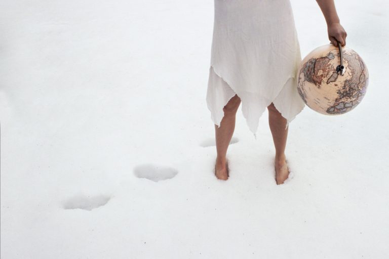 Spectacle international inspiré du grand Nord Le Théâtre Incliné a créé une oeuvre propre à sa signature visuelle.