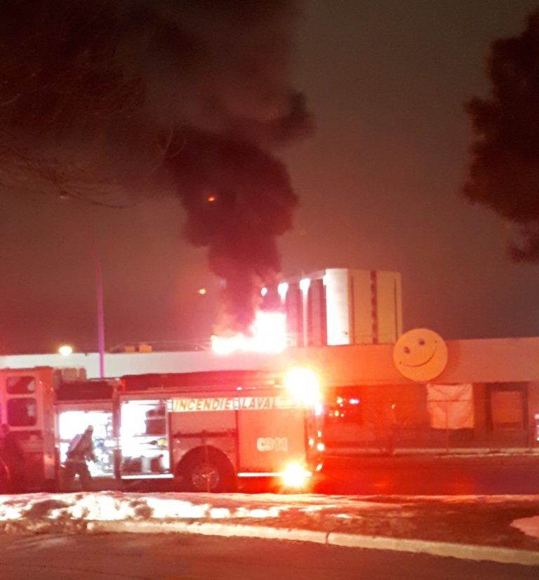 Incendie de toiture au Club Piscine L'incendie a exigé une intervention rapide des pompiers de Laval.