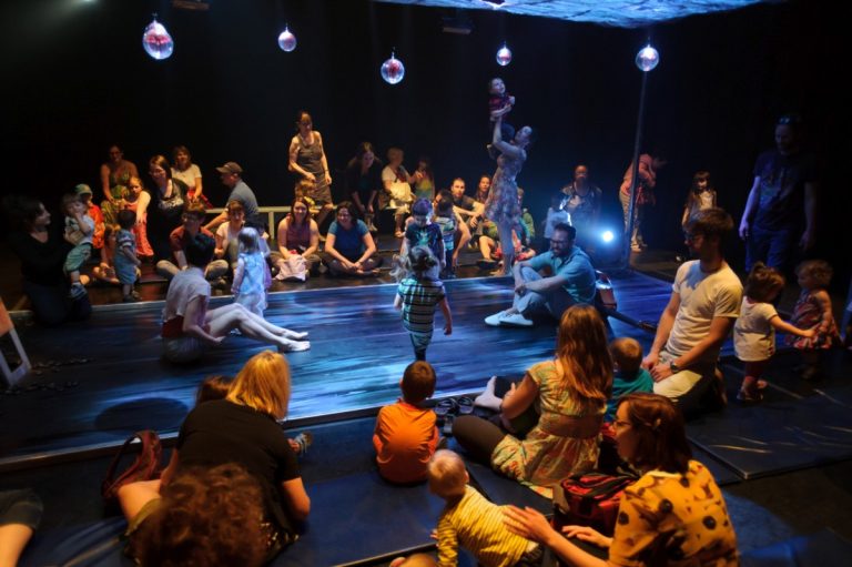 Les résidences se feront en danse jeune public et arts vivants.