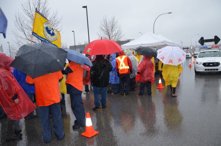 Postes Canada: les facteurs du Québec manifestent à Laval Quelques travailleurs ont bravé la pluie pour dénoncer Postes Canada.