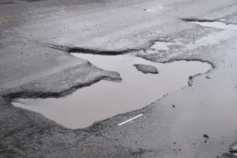 Les usagers sont invités à signaler les pires routes du Québec via le sondage annuel de CAA-Québec.