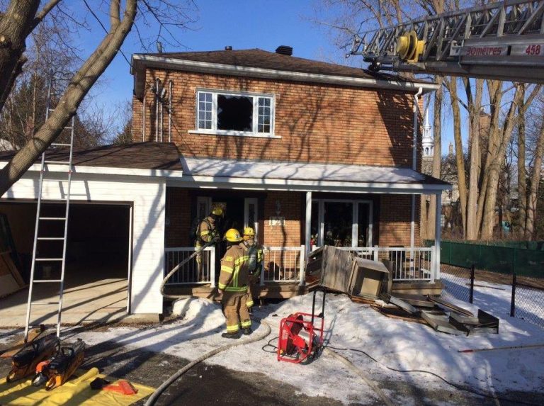 Vieille maison de Sainte-Rose abîmée par les flammes L'intervention a nécessité 9 unités et 17 pompiers.