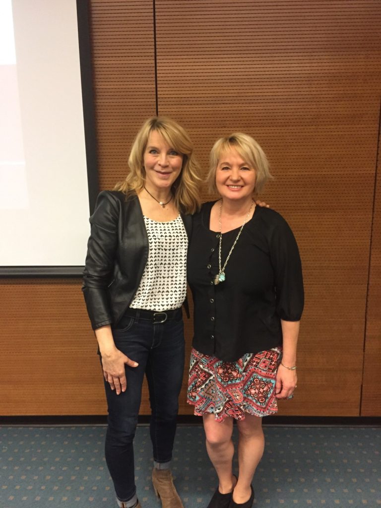 Spectacle et disque de Danielle Dorion pour Enfant Soleil L'artiste Danielle Dorion en compagnie de Josée Lavigueur, l'une des porte-paroles d'Opération Enfant Soleil.