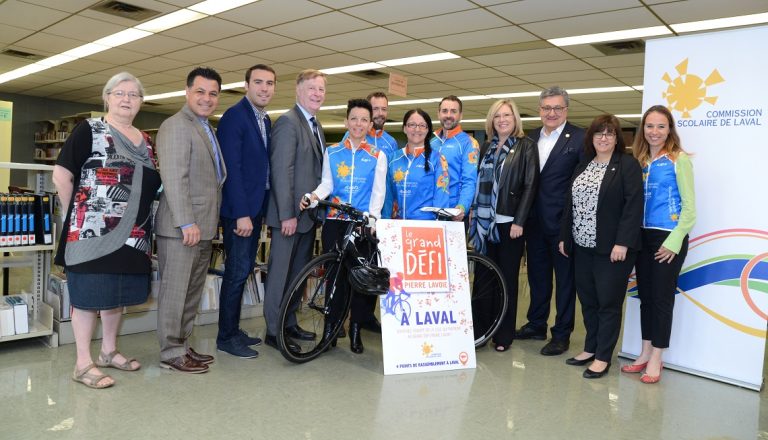 Le Grand défi Pierre Lavoie s’arrêtera à Laval Françoise Charbonneau, commissaire de Duvernay, David De Cotis, conseiller de Saint-Bruno, Jean Habel, député de Sainte-Rose, Marc Demers, maire, les membres de l’équipe du GDPL de la CSDL, Mélanie Mathieu Themens, Mario Raposo, Manon Saumure, Jasmin Clément, Francine Charbonneau, ministre responsable de la région de Laval, Jean Rousselle, député de Vimont, Louise Lortie, présidente de la CSDL, et Claudie Simard, directrice de l’école Georges-Vanier (membre de l’équipe de la CSDL du GDPL).