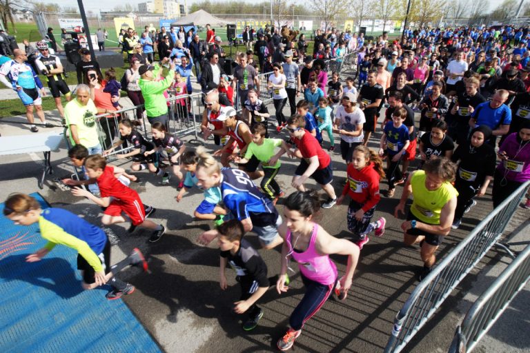 Plus de 1000 coureurs et marcheurs au parc de Lausanne L'édition 2017 du Défi du Parc Lausanne a été fort populaire et chaque coureur a mérité une médaille de participation au fil d'arrivée. Yves Beauchamp, triathlète, était l'animateur de cette journée qui s'est déroulée par un rare beau temps!