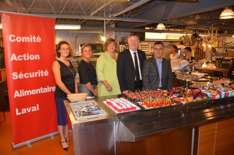 Stéphanie Cellier (directrice, Au panier de Chomedey), Caroline Boivin (coordonnatrice, Division du développement social de la Ville), Caroline Barbir (présidente-directrice générale, CISSS de Laval), le maire Marc Demers et Dr Jean-Pierre Trépanier (directeur de santé public, CISSS de Laval) ont présenté le Plan d'action.