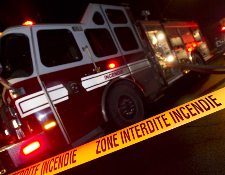 Un papa et son bébé l’ont échappé belle Cinq unités et 13 pompiers ont été déplacés le 5 août au soir après qu'un incendie se soit déclaré au sous-sol d'une résidence, à Duvernay.