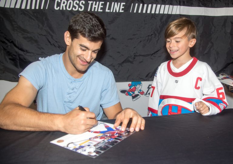 Le capitaine du Tricolore a rencontré ses fans à Laval Max Pacioretty fait ici un heureux en autographiant une photo de ce jeune admirateur.