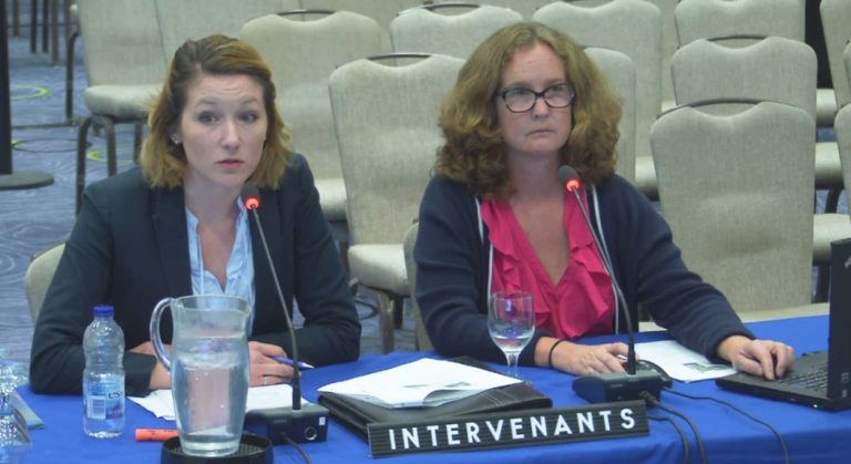 Katia Senécal et Julie Lemieux ont pris la parole au nom des citoyens de l'ouest de l'île devant le BAPE.