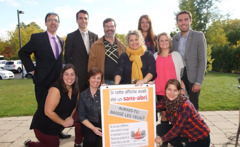 Marilyn Coutu, Josiane Millard, Francoise Legare, (rangée du haut) Pierre Anthian, Nicolas Borne, tous deux conseillers municipaux, Pierre Fournier, un ancien sans-abri, Karine Dorion, Caroline Poirier, Elena Savageau et le député Jean Habel ont assisté au dévoilement des activités de la Nuit des sans-abri, le 3 octobre.