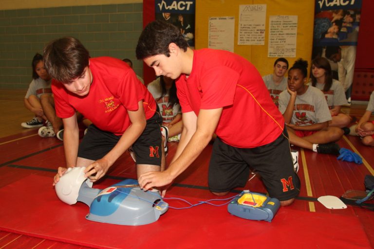 Neuf écoles ajoutent un volet défibrillation à la formation en RCR Les élèves du secondaire auront une formation avec le volet défibrillation externe automatisée (DEA).