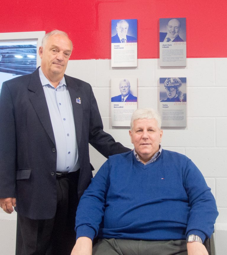 Une âme et un cœur à bâtir pour la Place Bell Pierre Marchand et Denis Baillairgé posent fièrement près du mur des célébrités du Temple sportif lavallois.