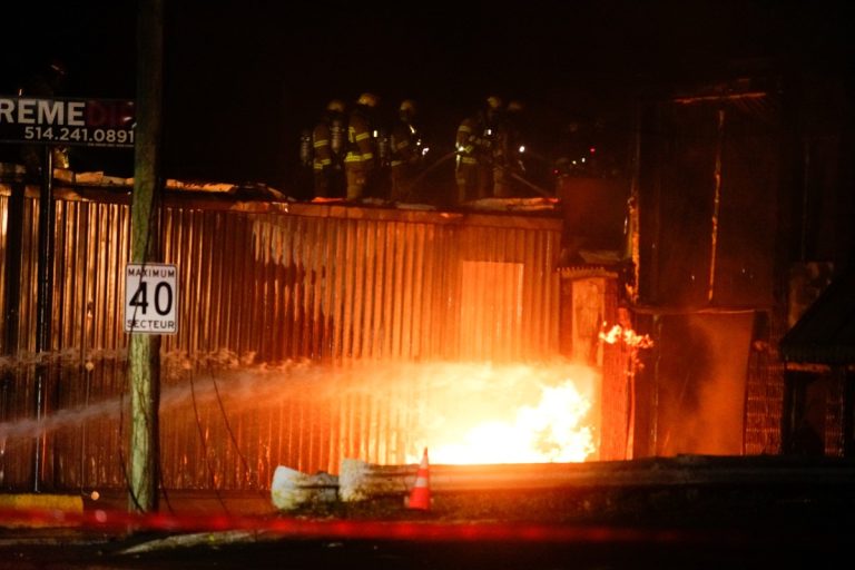 Les flammes emportent un atelier de peinture automobile On ignore encore la cause exacte de cet incendie qui a gagné l'ensemble d'un bâtiment commercial de la rue Tourangeau, près du boulevard des Laurentides.
