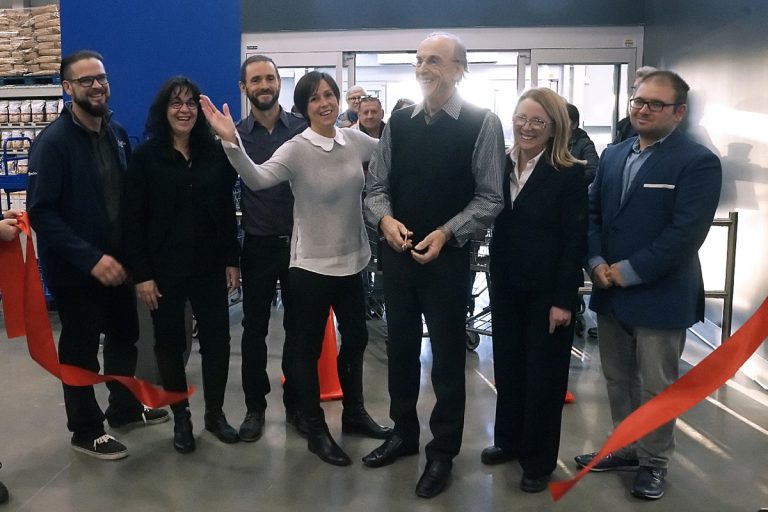 Ont procédé à la traditionnelle coupe de ruban, dans l'ordre habituel, les frères et sœurs Nicolas, directeur Équipements et entretien, Isabelle, directrice Services administratifs, Éric, président de l'entreprise familiale, Julie, directrice Marketing, leur père Yves Aubut, président-fondateur de Distribution alimentaire Aubut, Josée Perron, directrice de l'entrepôt de Laval, et Mouher Terjanian, attaché politique du député de Chomedey, Guy Ouellette.