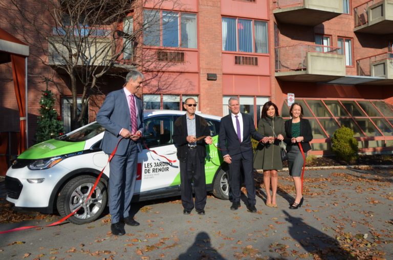 Philippe Benoît, directeur général de la résidence Les Jardins de Renoir, Yves Duguay, vice-président exploitation, division résidences pour aînés de Cogir Immobilier, Sandra El-Helou, conseillère de Souvenir-Labelle, et Yvonne Bernier, directrice régionale de Cogir Immobilier, ont assisté à la coupure de ruban, effectuée par un résident.