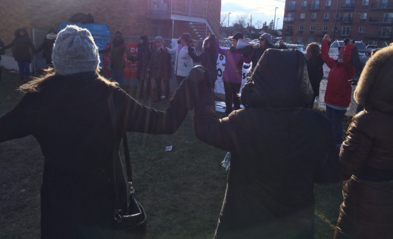Une cinquantaine de femmes ont tenu une activité à la mémoire des victimes de la tuerie de Polytechnique et en solidarité avec les femmes victimes de violences.