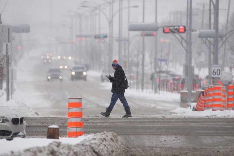 Alors qu'un avertissement de pluie verglaçante sévit au Québec, particulièrement en fin de journée et demain, les services policiers invitent la population à la prudence.