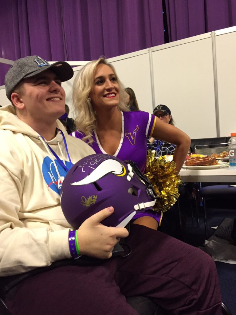 Stavros Athanasoulias a vécu la frénésie du Super Bowl Stavros Athanasoulias a rencontré des joueurs, mais aussi les cheerleaders des Vikings.