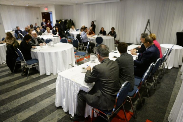 De nombreux représentants d'organismes et organisations sont venus parler de leurs besoins et demandes à la consultation du 2 mars, au Palace de Laval.