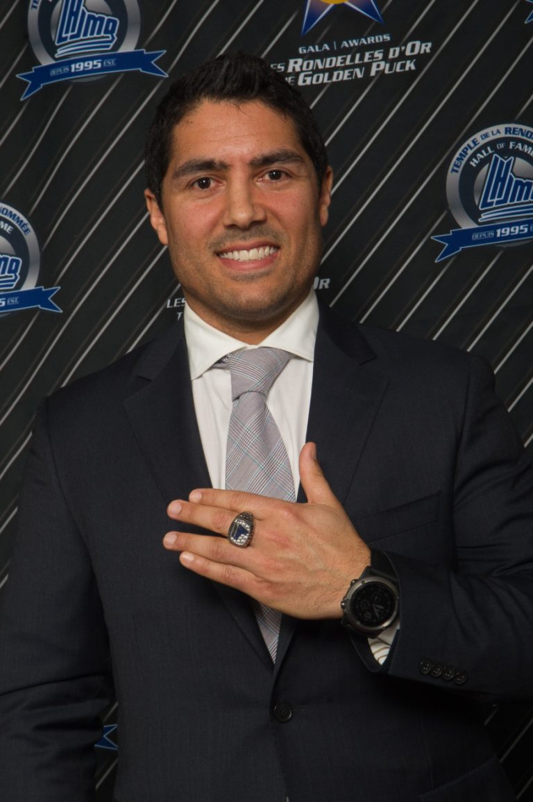 «J’ai eu de belles années avec le Titan de Laval» – Francis Bouillon Francis Bouillon montre fièrement la bague du Panthéon de la LHJMQ.
