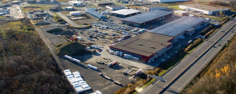 André Lefebvre nie tout traitement de faveur L'entreprise de distribution de matériaux de construction Lefebvre & Benoit loge depuis 2010 au 4500, rue Bernard-Lefebvre en bordure de l'autoroute 440 Est dans le parc A-25.