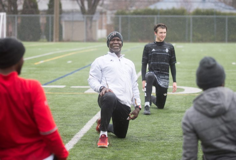 Deux équipes lavalloises en PLSQ L'entraîneur du CS Fabrose, Josy Madelonet, a effectué quelques exercices en compagnie de ses protégés, le 28 avril.