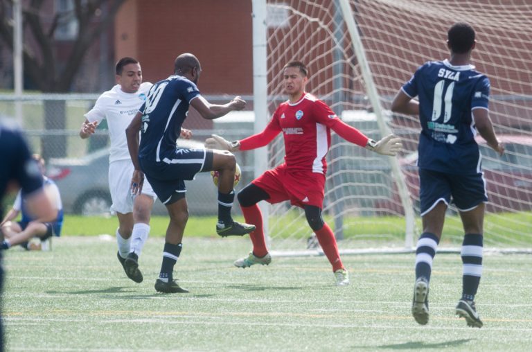 Camillo Gil s'est bien défendu sur cette séquence en arrêtant Pierre-Rudolph Mayard, de Blainville.