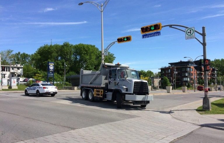 Des camions-bennes, cloches de béton et une présence policière visible sont parmi les nouvelles mesures de sécurité mises en place.