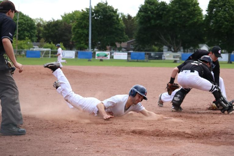 Les formations 3L demi-finalistes à la classique estivale Émeric Désilet glisse sauf au marbre.