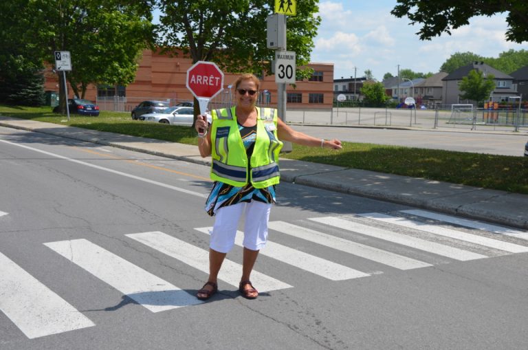 Peu importe les conditions météo, la brigadière Monique Tremblay est heureuse de faire traverser les jeunes.