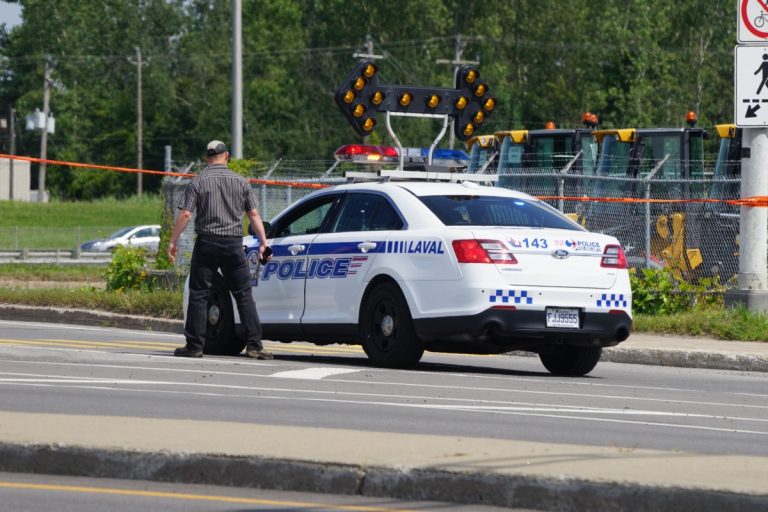 Accident avec blessé grave sur une voie de service Les premières analyses policières indiquent que le conducteur ne portait pas sa ceinture de sécurité au moment de l'impact.