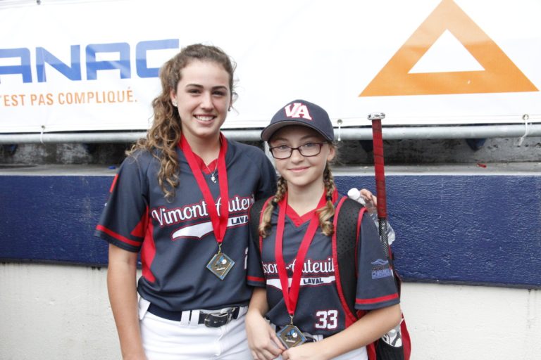 Deux sourires en or, cadeaux de la Bantam Noémie Bernard et Moustique Lauralys Panneton, toutes deux de Vimont-Auteuil.