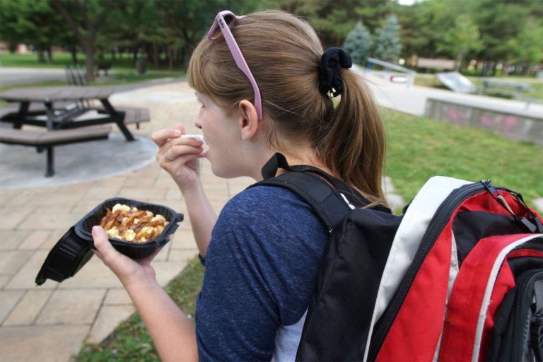 Laval n’interdira pas la malbouffe près des écoles La Ville préfère promouvoir les saines habitudes de vie plutôt que de s'attaquer à la restauration rapide près des écoles.