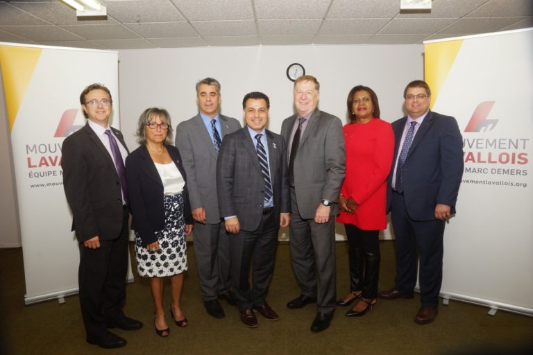 Le maire Marc Demers pose en compagnie des candidats qui brigueront les suffrages dans l'est. Il s,agit de Paolo Galati, Christiane Yoakim, Michel Poissant, David De Cotis, Jocelyne Frédéric-Gauthier et Éric Morasse. Le conseiller Stéphane Boyer était absent.