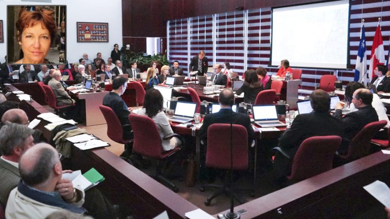 L'indemnité de 231 800 $ versée à l'ex-directrice du Service des systèmes et des technologies, Lise Poirier (en mortaise), a animé la dernière séance du conseil municipal.