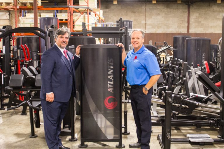 À droite sur la photo, on reconnaît le président fondateur de l'entreprise manufacturière Atlantis, Raymond Sansoucy, en présence du député fédéral d’Alfred-Pellan, Angelo Iacono.