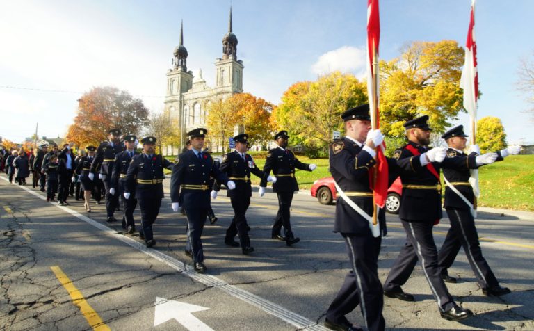 Service correctionnel Canada se souvient de ses disparus Un cortège protocolaire a déambulé sur le boulevard Lévesque jusqu'au cénotaphe du Service correctionnel du Canada, situé à quelques pas de l'église Saint-Vincent-de-Paul où s'est tenue le 4 novembre la cérémonie annuelle en hommage aux employés morts en devoir.